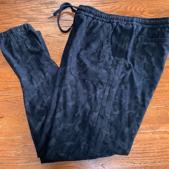 Athleta Printed Farallon Jogger Pants Women’s Blue Black Camo Drawstring Size 6T - Picture 12 of 12